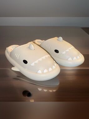 NWT  Shark Slides Sandals Non-Slip Slippers-Cloud Home- Bag-Fins-Unisex 44/45